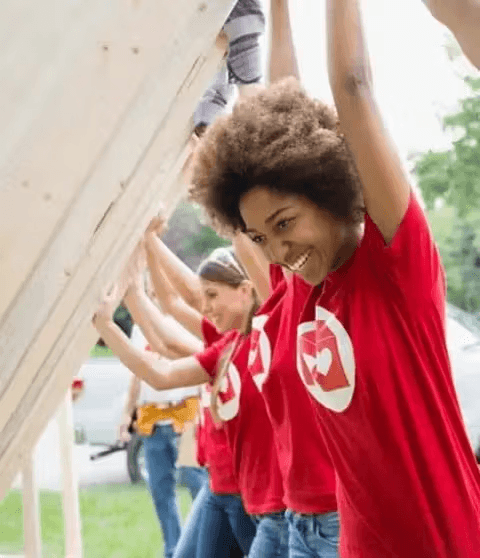Personal construyendo una casa